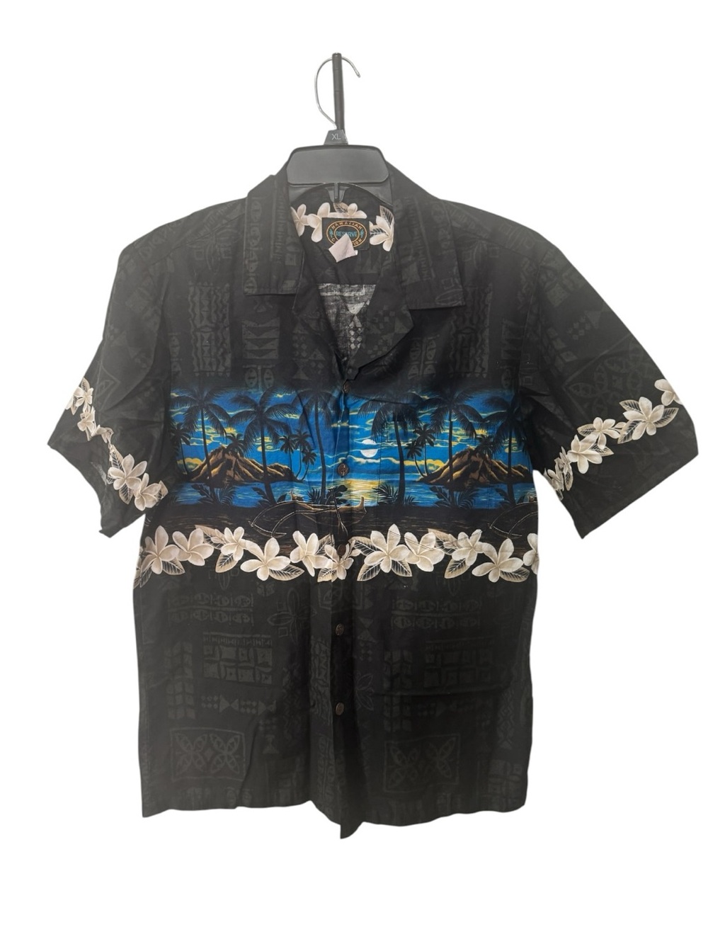 Hawaiian Reserve Collection button shirt features a black cotton fabric size M